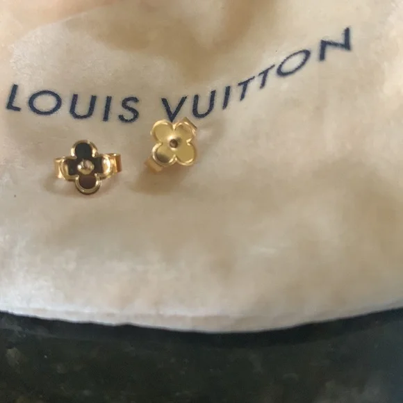SOLD Louis Vuitton Essential “V” Earrings - Picture 5 of 11